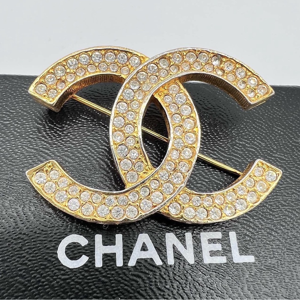 Authentic Chanel vintage gold CC Brooch - Picture 3 of 17